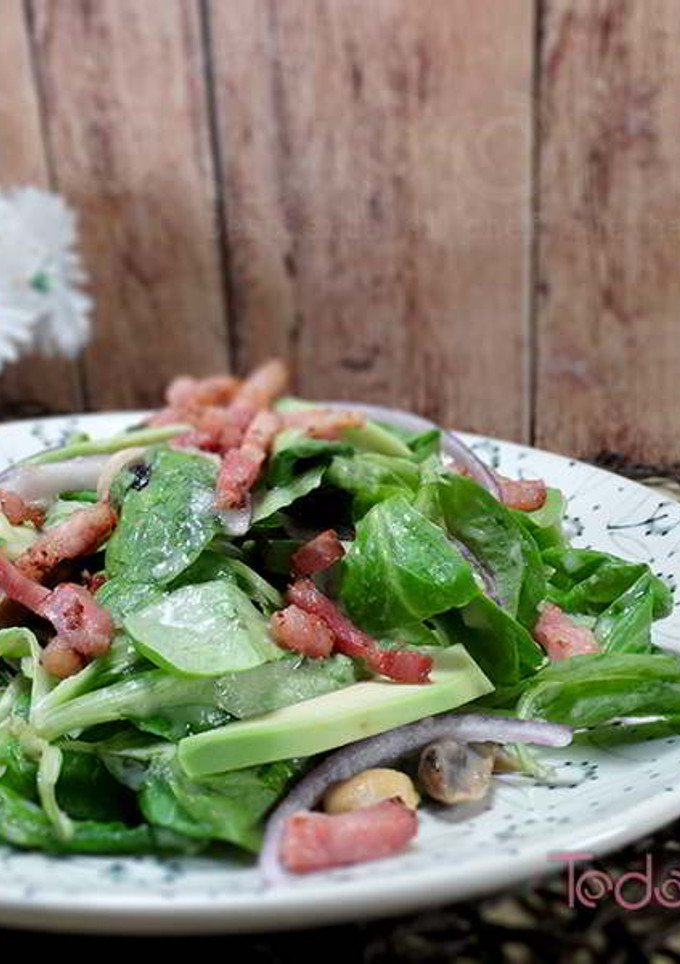 Una foto de Ensalada de canónigos con aguacate y champiñones