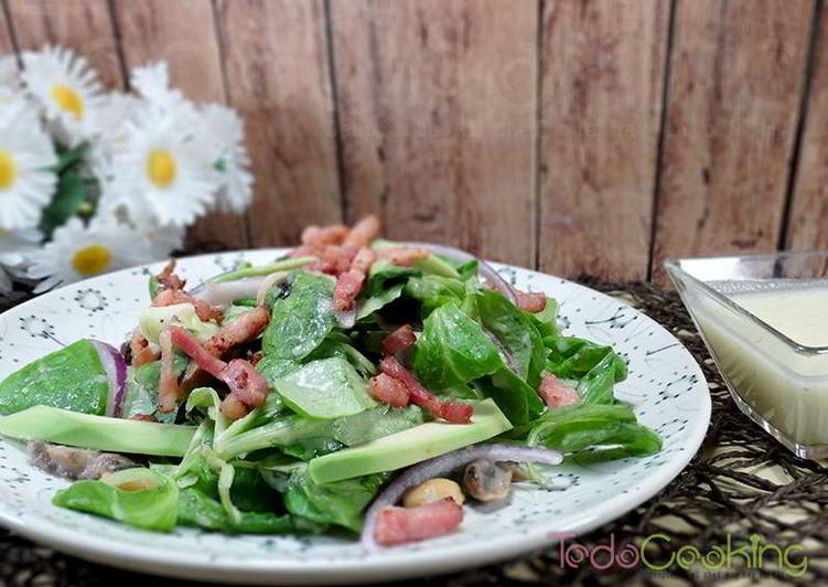 Ensalada de canónigos con aguacate y champiñones