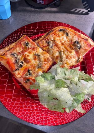 Une photo de Pizza poulet / poivrons / champignons