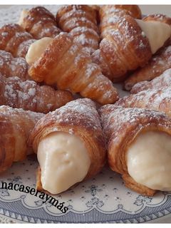 Una foto de Conos de hojaldre con crema pastelera
