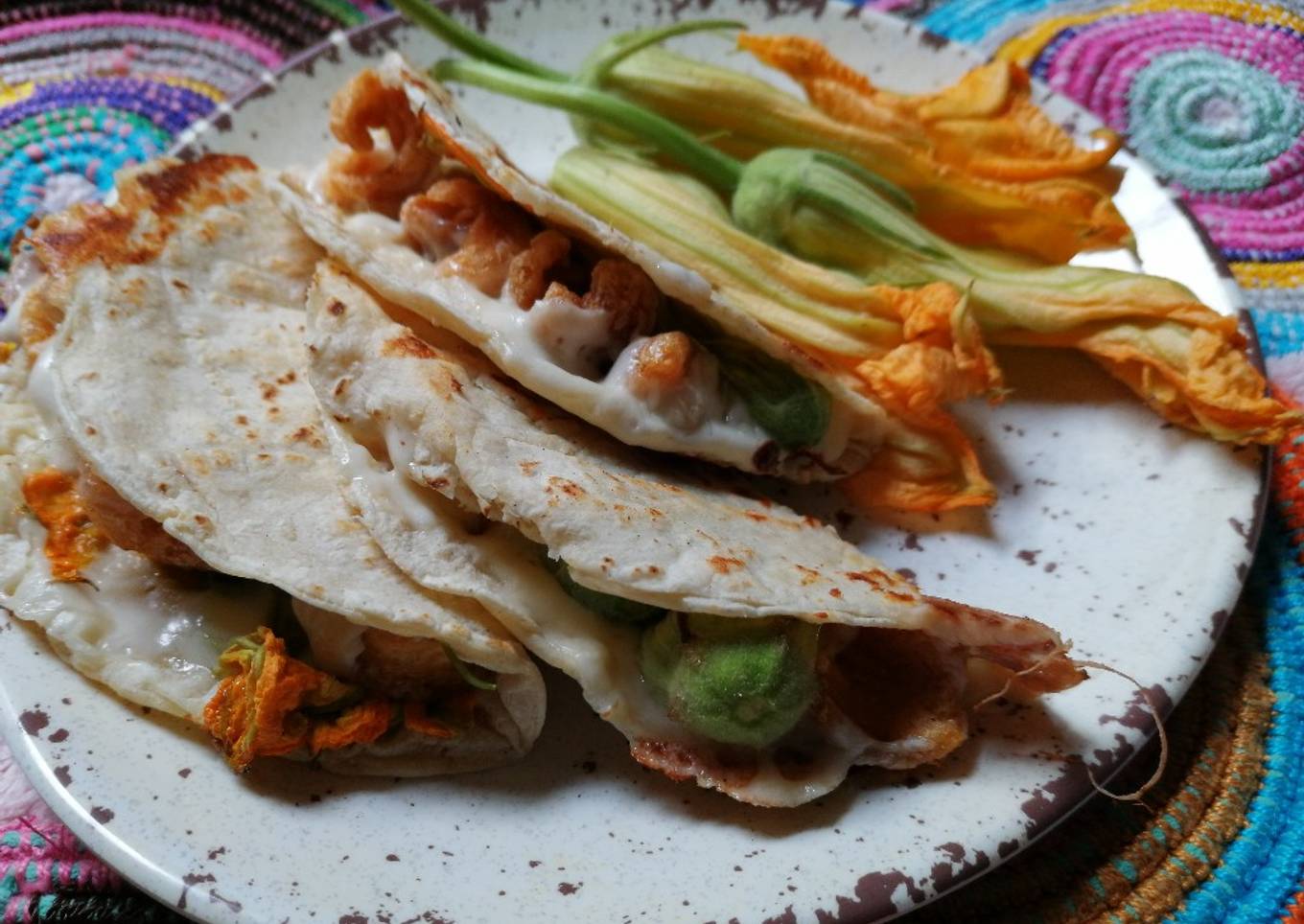 Quesadilla de flor de calabaza y chicharrón 🌮🧀🌻🐖🌿