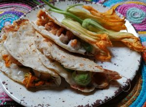 Una foto de Quesadilla de flor de calabaza y chicharrón 🌮🧀🌻🐖🌿