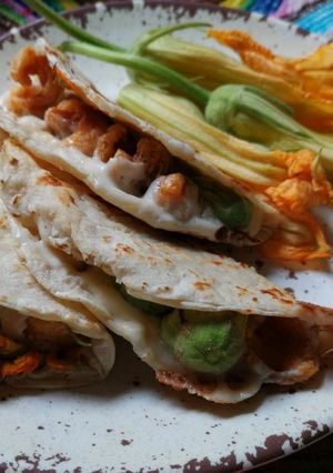 Una foto de Quesadilla de flor de calabaza y chicharrón 🌮🧀🌻🐖🌿
