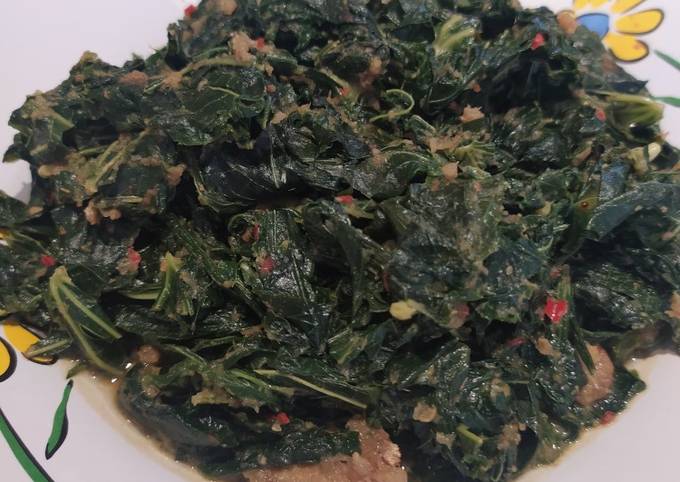 Tumis daun singkong terasi ebi
