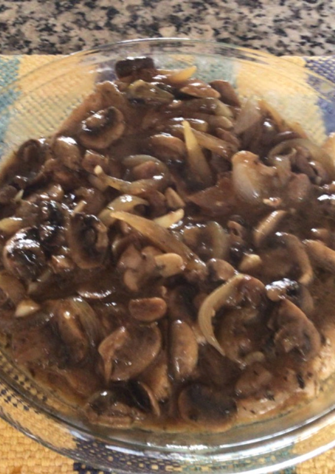 Una foto de Chuletas de cerdo con salsa de champiñones