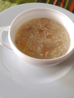Una foto de Sopa de pollo con sus verduras y pasta maravilla