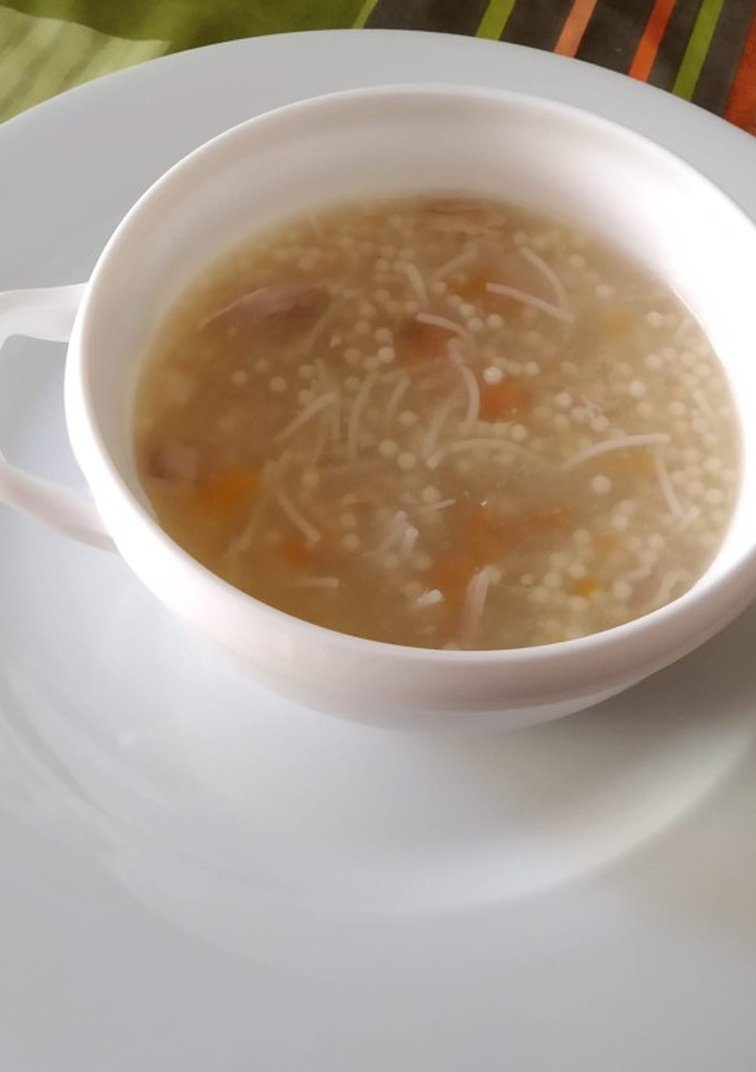 Una foto de Sopa de pollo con sus verduras y pasta maravilla
