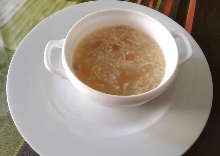 Sopa de pollo con sus verduras y pasta maravilla