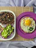 Pad Krapao plus salad Thailand daging tumis mirip semur