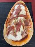 Pizza naan au jambon sec & fior di latte avec du Pesto rosso & une salade