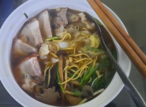 Hình của món Mỳ chân giò / mỳ bò thảo mộc.