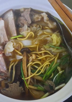 Hình của món Mỳ chân giò / mỳ bò thảo mộc.
