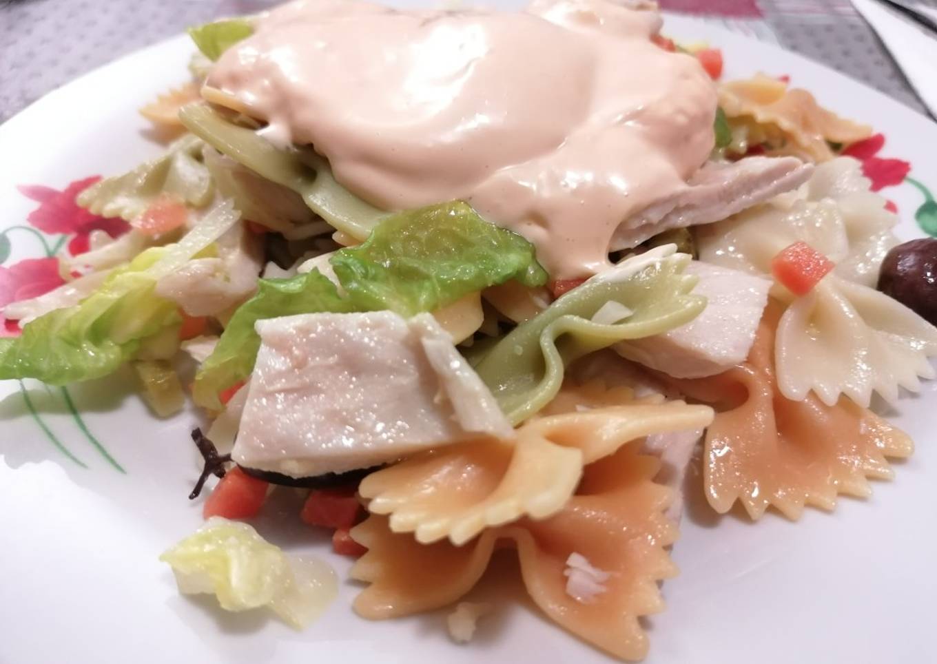 84. Ensalada de pasta con pollo