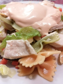 Una foto de 84. Ensalada de pasta con pollo