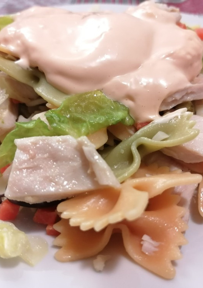 Una foto de 84. Ensalada de pasta con pollo