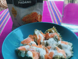 Pasta rellena con salsa de yogur y salmón