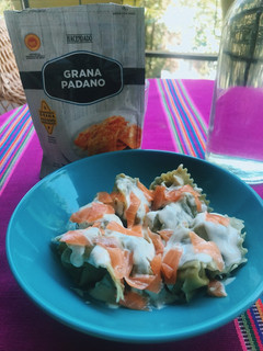 Una foto de Pasta rellena con salsa de yogur y salmón