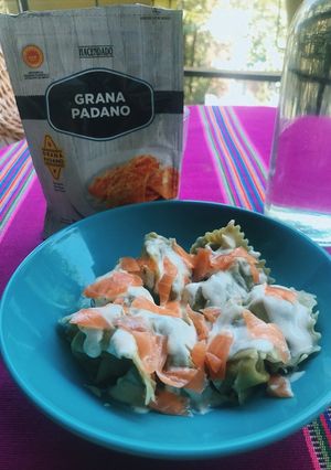 Una foto de Pasta rellena con salsa de yogur y salmón