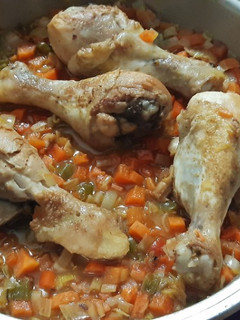 Una foto de Muslos de pollo guisados a la sidra
