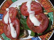 Una foto de tapas de tomate