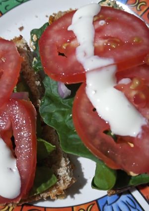 Una foto de Tapas de 🍞 de cebolla con paté de salmón 🐟