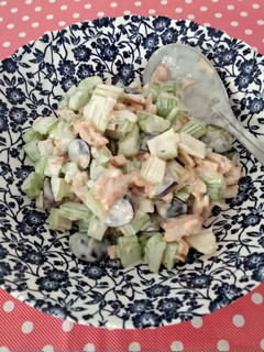 Una foto de Ensalada de apio y pollo