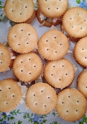 બિસ્કીટ સેન્ડવીચ (Biscuit Sandwich Recipe In Gujarati) રેસીપી મુખ્ય ફોટો