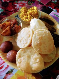 লুচি আর আলুর দম (luchi aar aloor dum recipe in bengali) রেসিপির প্রধান ছবি