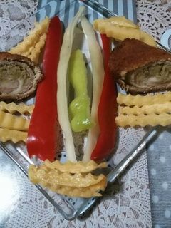 Cukkinivel, sajttal, sonkával göngyölt borda recept fotója