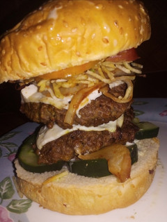 Una foto de Deliciosas hamburguesa 🍔🍔con carne molida, caseritas