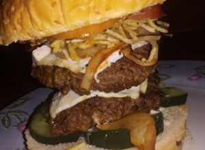 Una foto de Deliciosas hamburguesa 🍔🍔con carne molida, caseritas