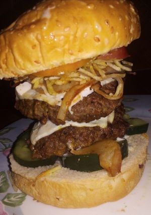 Una foto de Deliciosas hamburguesa 🍔🍔con carne molida, caseritas