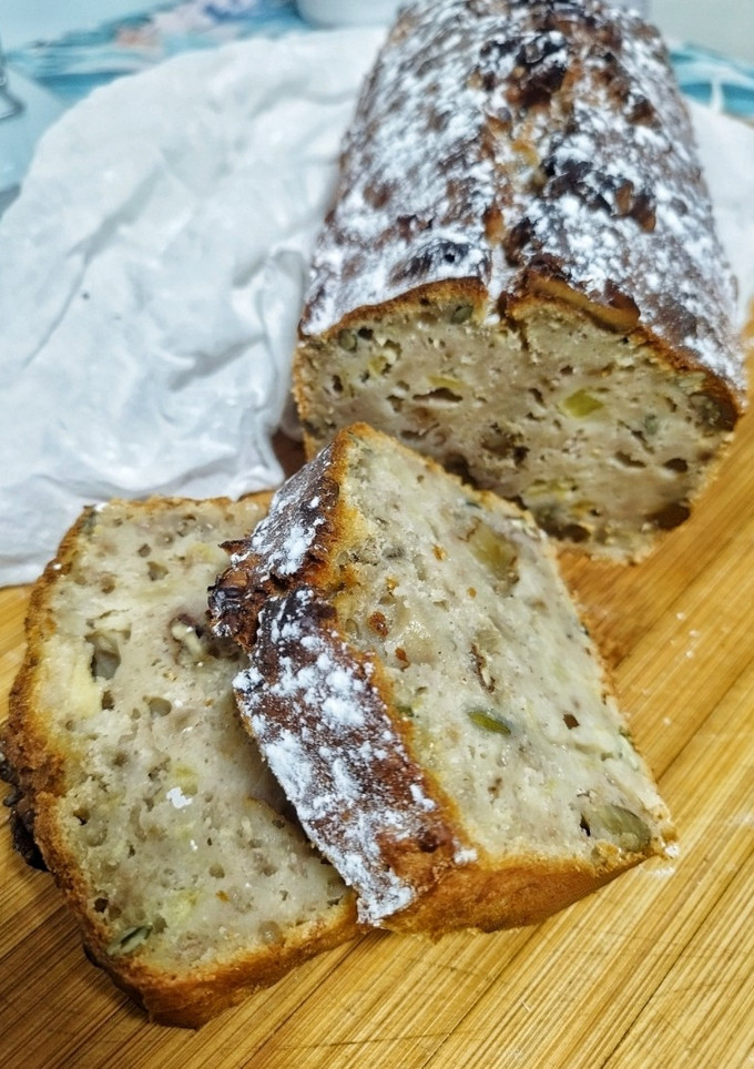 Una foto de Budín de plátano y manzana con semillas y frutos secos