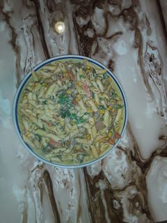 صورة لوصفة معكرونة بالكريمة والفطر والنقانق 😋