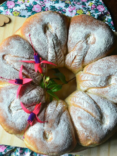 Una foto de Pan de manteca y leche🌹