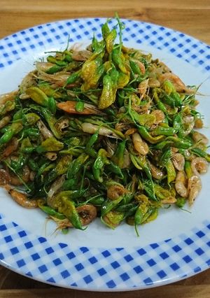 Hình của món Tép đồng xào bông điên điển.