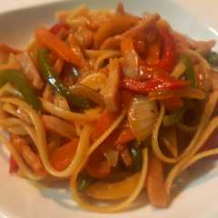 Una foto de Tallarines con lomo y verduras estilo spanishchine