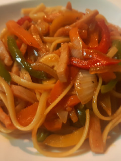 Una foto de Tallarines con lomo y verduras estilo spanishchine