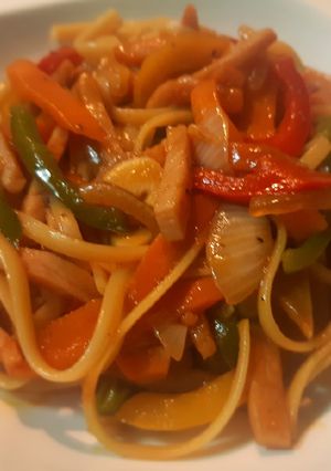 Una foto de Tallarines con lomo y verduras estilo spanishchine