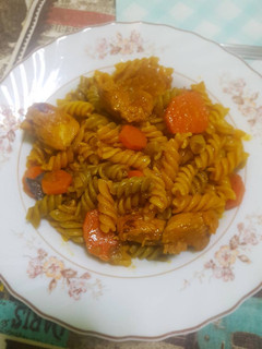 Una foto de Hélices con ragú de pollo