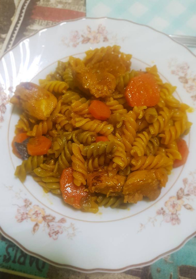 Una foto de Hélices con ragú de pollo