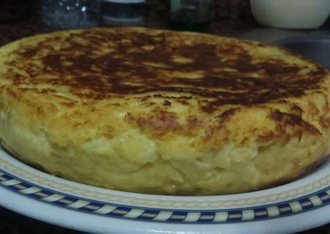 Cómo dar la vuelta a una tortilla de patatas gigante