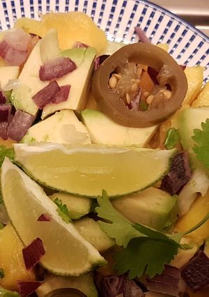 Foto principal de Ensalada de Mango, Aguacate y Jalapeños