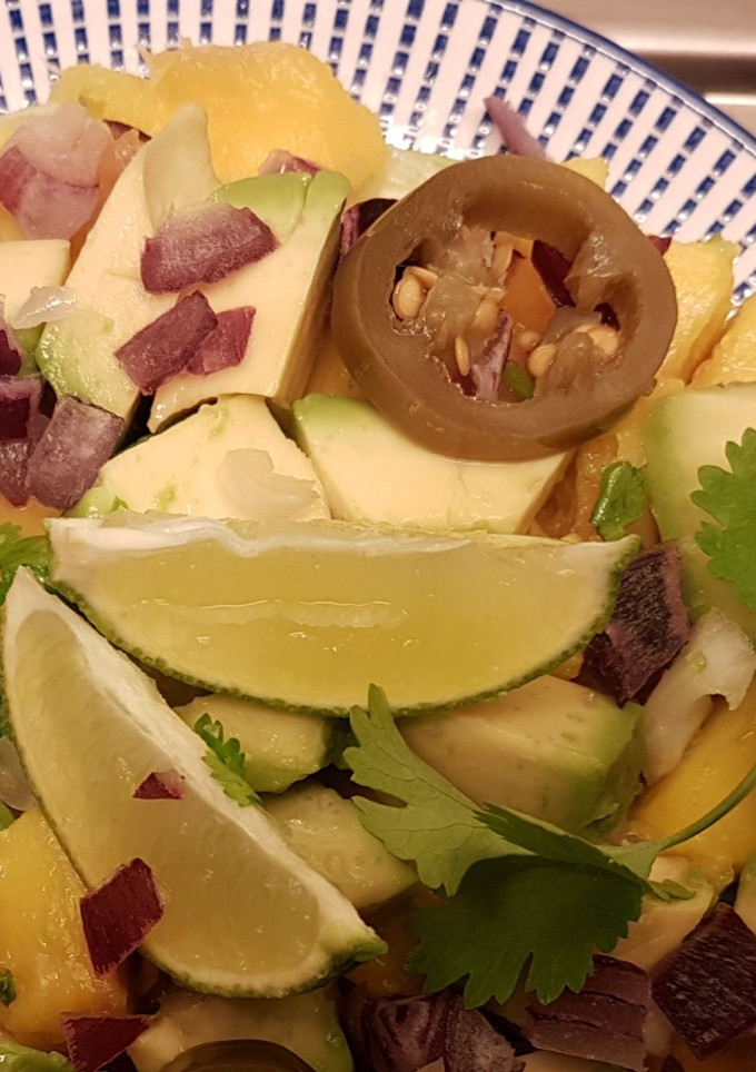 Una foto de Ensalada de Mango, Aguacate y Jalapeños