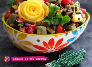 Una foto de ENSALADA DE MANGO, LENTEJAS Y NOPAL