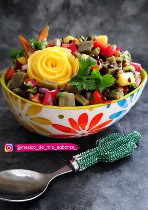 Una foto de ENSALADA DE MANGO, LENTEJAS Y NOPAL