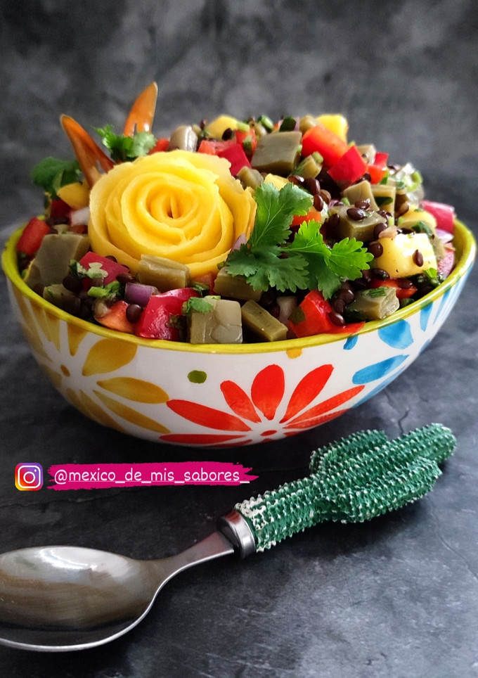 Una foto de ENSALADA DE MANGO, LENTEJAS Y NOPAL