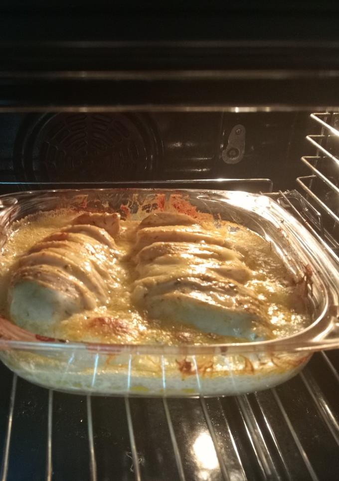Una foto de Pollo al horno con yogur de limón, queso y especias
