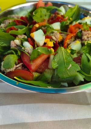 Una foto de Ensalada fresca 😋, con tomate y pimientos asados en tiras