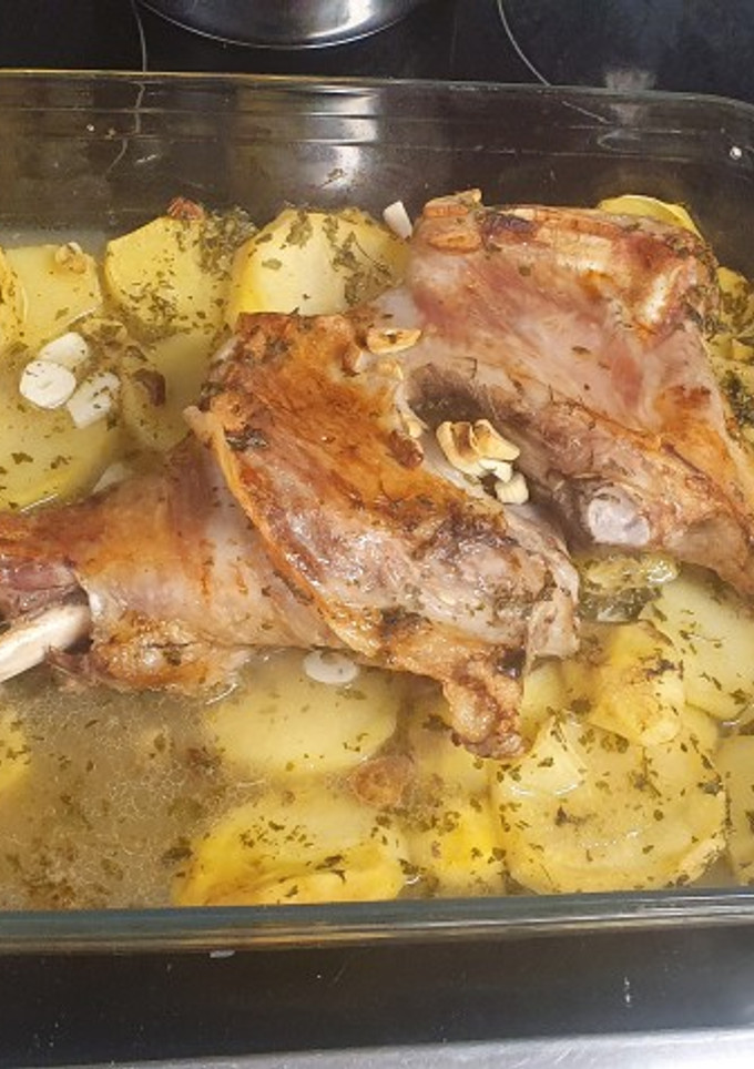 Una foto de Ternasco de Aragón asado con patatas